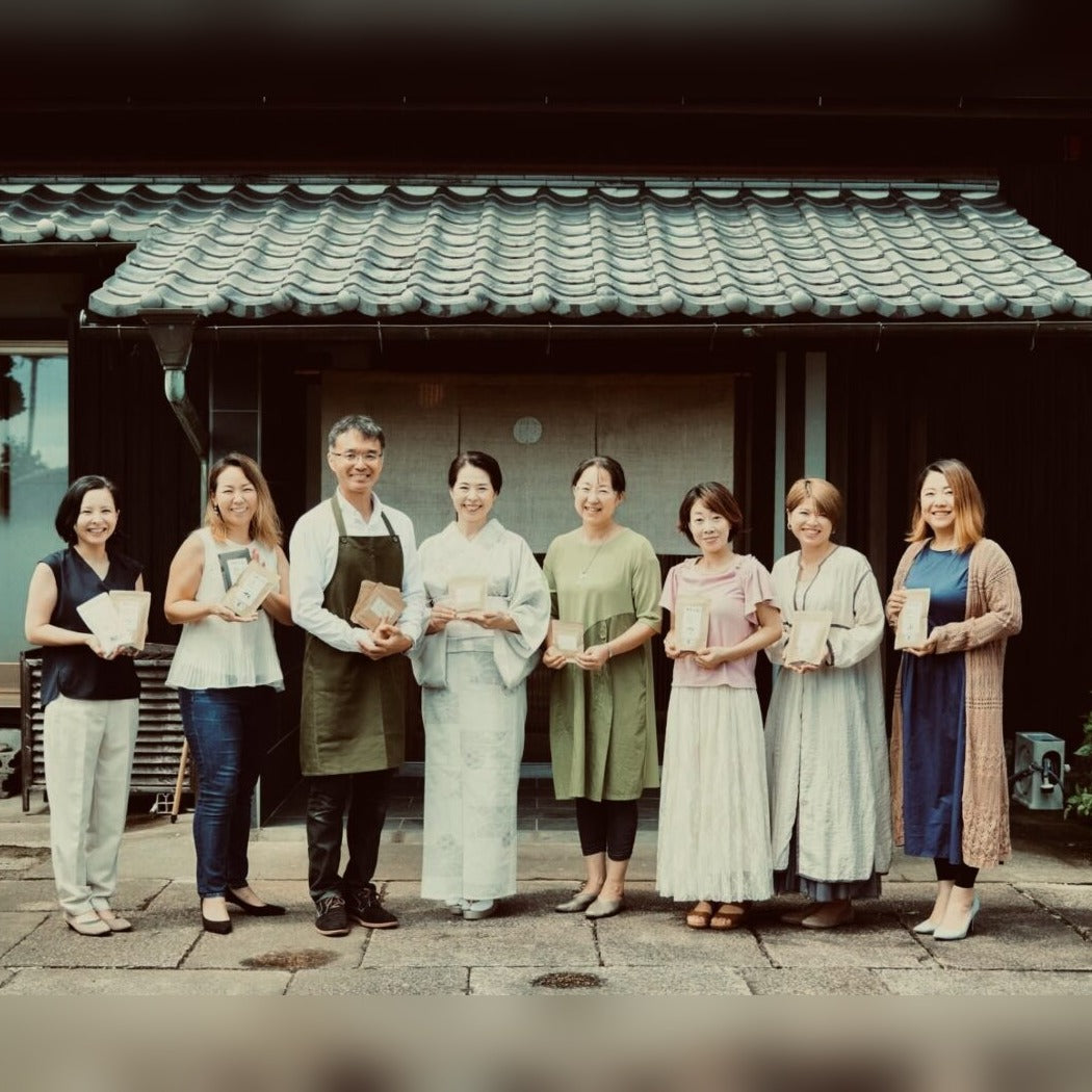 Oosumi Organic Tea Companyのブランドビジュアル撮影（鹿屋）。中央は代表のShigehisa Ozaki。