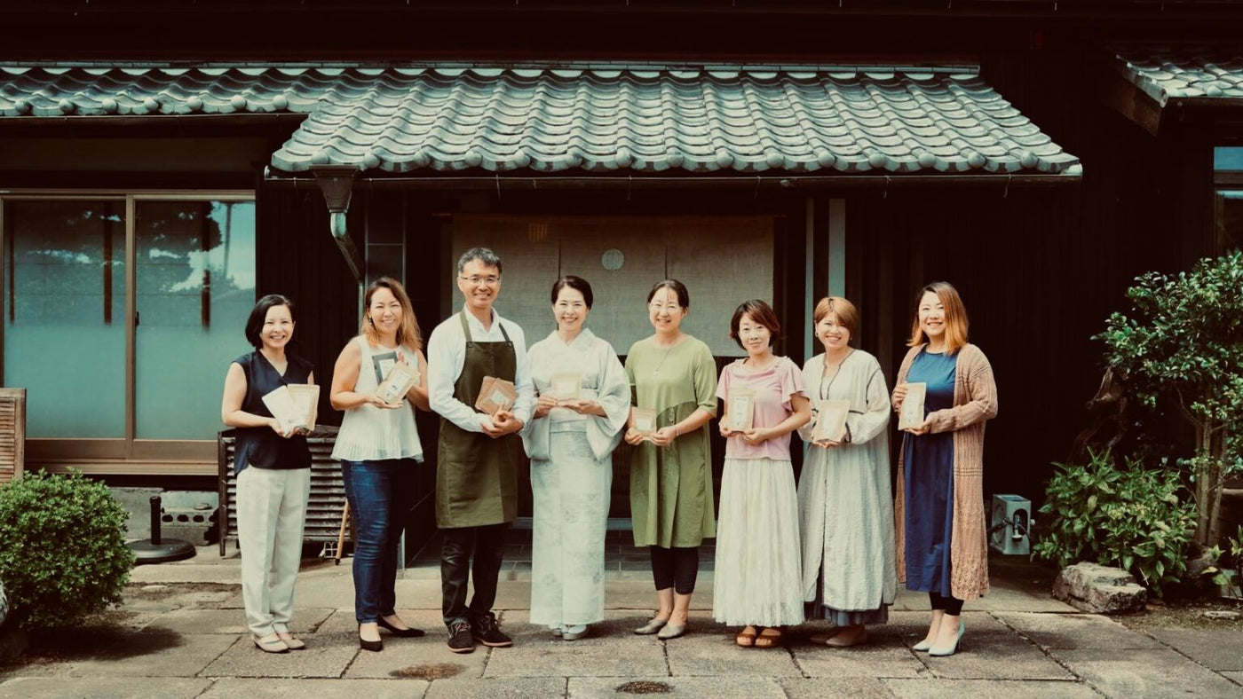The Oosumi Organic Tea Company circle in Kanoya, Kagoshima, holding HI packs